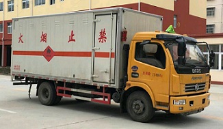 东风多利卡易燃液体厢式运输车