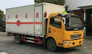 东风多利卡易燃气体厢式运输车