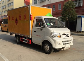 程力威牌CLW5030XRQCD5型易燃气体厢式运输车