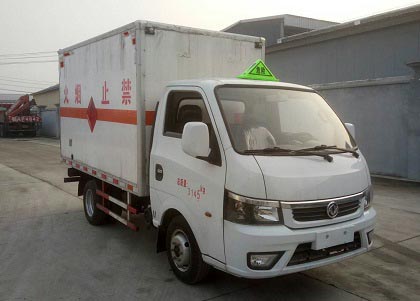 程力威牌CLW5035XRQE5型易燃气体厢式运输车