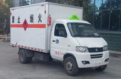 程力威牌CLW5035XRQ5型易燃气体厢式运输车