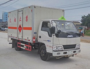 程力威牌CLW5041XRQJ5型易燃气体厢式运输车